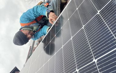 Як сонячні панелі допомагають заощаджувати та захищати довкілля